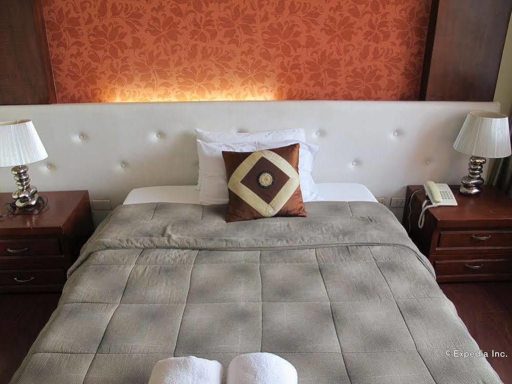 OYO 159 San Remigio Pensionne Suites Cebu Extérieur photo