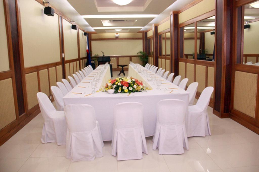 OYO 159 San Remigio Pensionne Suites Cebu Extérieur photo